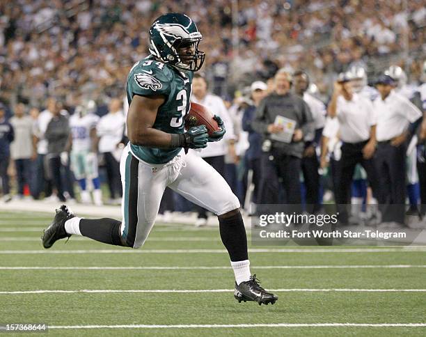 Philadelphia Eagles running back Bryce Brown scores in the first quarter against the Dallas Cowboys at Cowboys Stadium in Arlington, Texas, on...