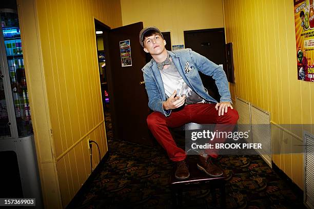 young man sitting on chair - red pants - fotografias e filmes do acervo