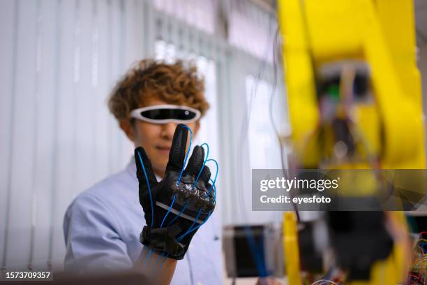 los ingenieros están trabajando para la invención. - inventor fotografías e imágenes de stock