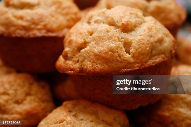 banane muffins un vaste - muffin à la banane photos et images de collection