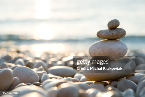 Equilibrio pietre su una spiaggia di ciottoli durante il tramonto. Equilibrio pietre su una spiaggia di ciottoli durante il tramonto.