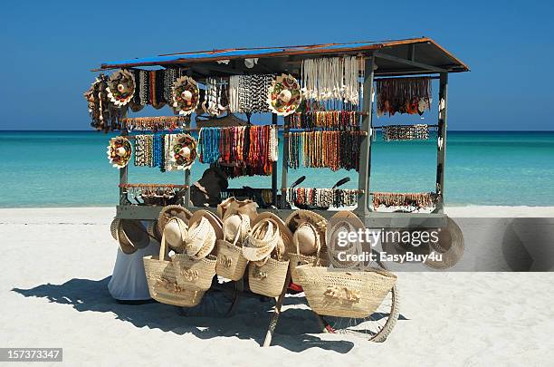 stand de souvenirs - cuban culture photos et images de collection