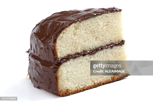 piece of yellow cake with chocolate frosting - chocoladeglazuur stockfoto's en -beelden