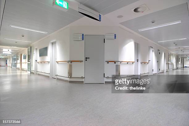 zwei hospital etagen - krankenhaus eingang stock-fotos und bilder