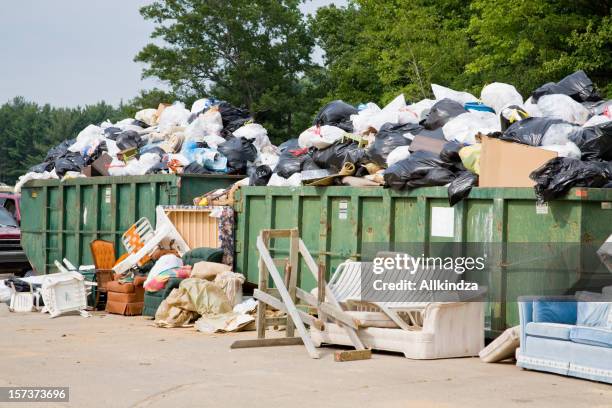 überquellen müll dumpsters einem - müllcontainer stock-fotos und bilder