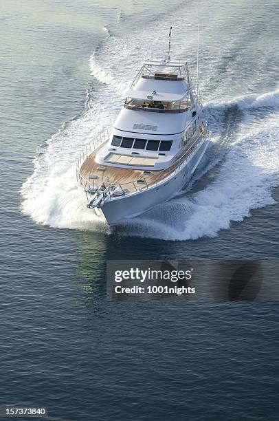 yacht - motorjacht stockfoto's en -beelden