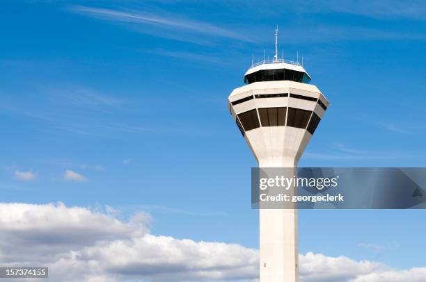 torre de control de tráfico aéreo - torre de control de circulación aérea fotografías e imágenes de stock