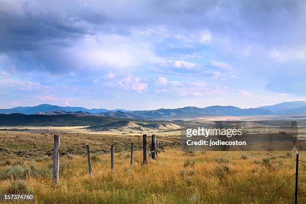 stürmischen montana sky - montana landscape stock-fotos und bilder