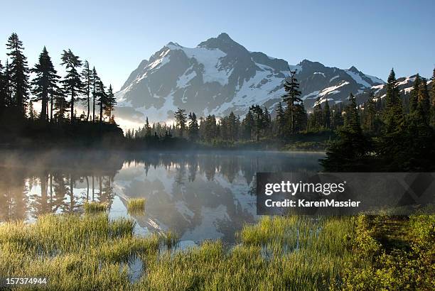 berg mount shuksan reflexion - mt shuksan stock-fotos und bilder