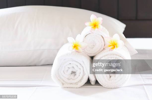 hotel luxury - bed linen stockfoto's en -beelden