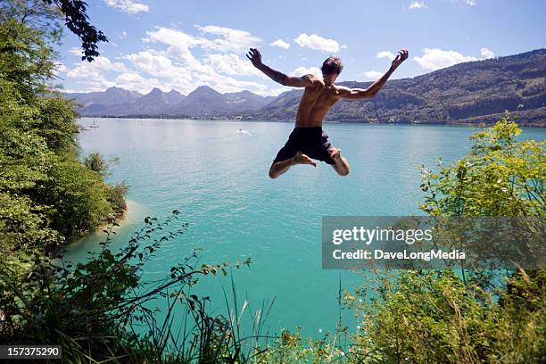 sommerspaß - jumping into lake stock-fotos und bilder