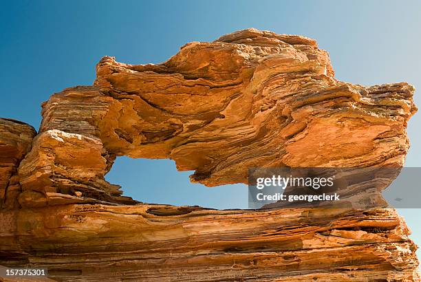 formazione rocciosa nature's window roccia naturale formazione, australia occidentale - strato foto e immagini stock