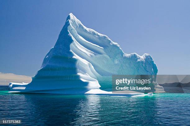 iceberg, newfoundland, trinity bay, canada - newfoundland stockfoto's en -beelden