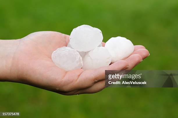 grande hailstones - hail imagens e fotografias de stock