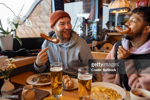 tourists trying german food - duitse gerechten stockfoto's en -beelden