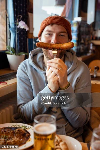 bratwurst sausage smiles - duitse gerechten stockfoto's en -beelden