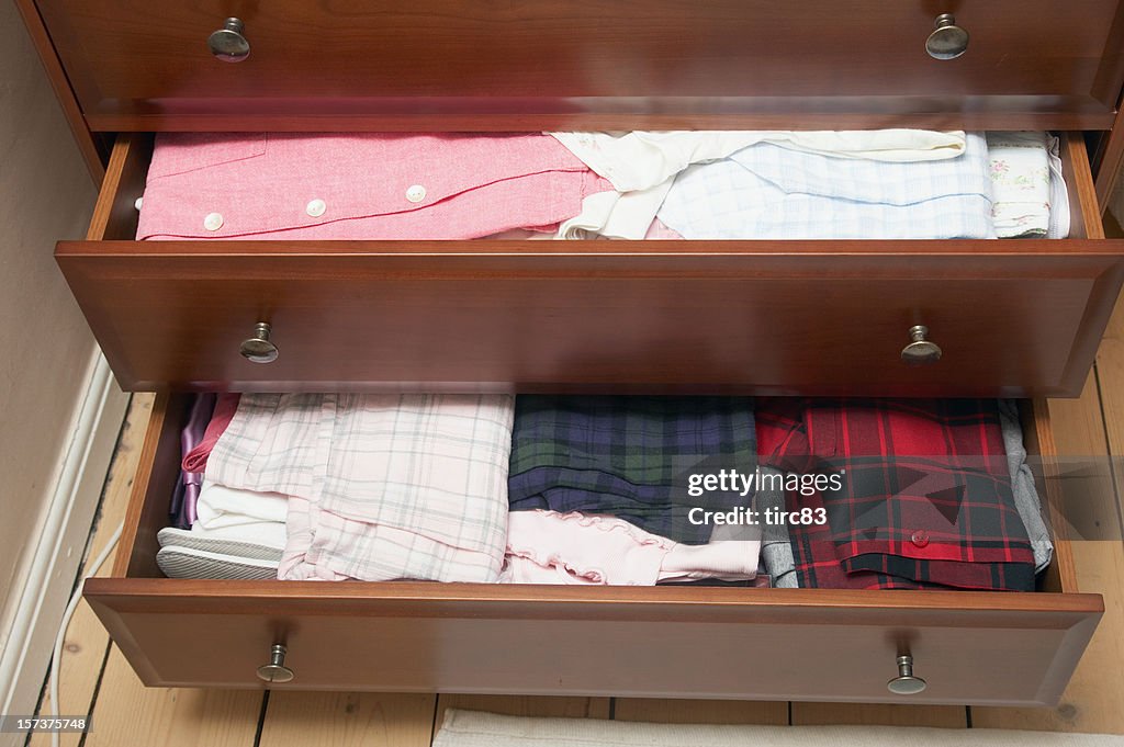 Lady de vêtements tiroirs ouvert