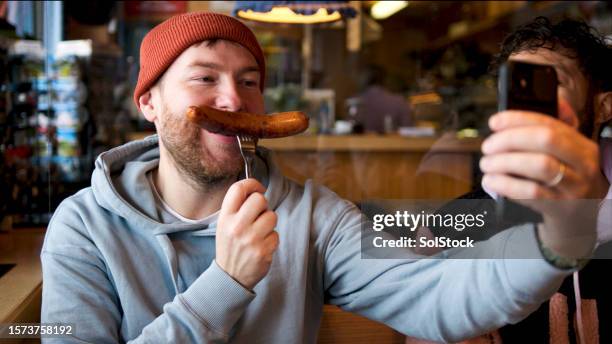 tomarse una selfie tonta en alemania - red meat fotografías e imágenes de stock