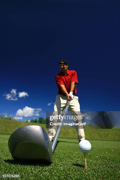 joueur de golf sur le green - bigger photos et images de collection