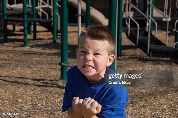 sie suchen nach einem kampf - ein junge allein stock-fotos und bilder