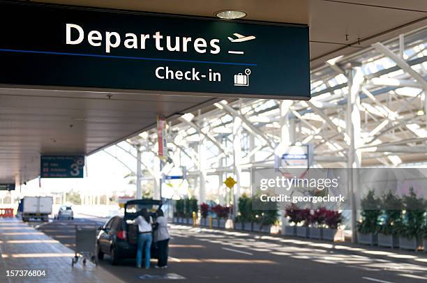 空港の出発 - exit sign ストックフォトと画像