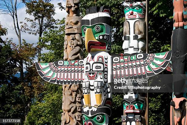totem poles vancouver british columbia - vancouver stock pictures, royalty-free photos & images