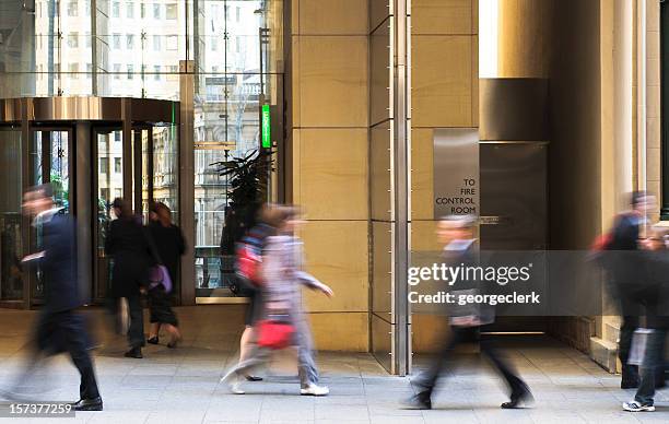 gente caminando al trabajo - zona financiera fotografías e imágenes de stock