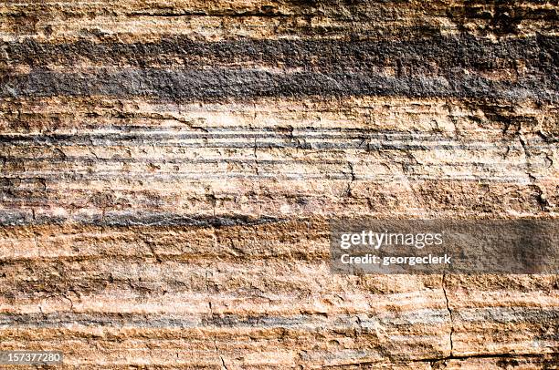 geological capas - estrato de roca fotografías e imágenes de stock