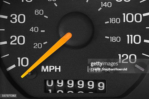 cuentakilómetros con 99.999 kilómetros/8 millas - cuenta kilómetros fotografías e imágenes de stock