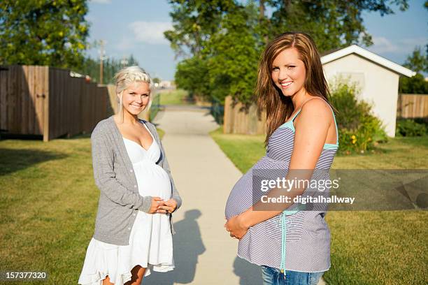 two pregnant teenagers - tienerzwangerschap stockfoto's en -beelden