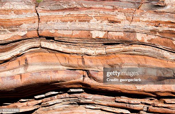 antica strati di roccia - formazione rocciosa foto e immagini stock