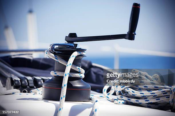 tester mit seil auf segelboot und griff oben - kabelwinden stock-fotos und bilder