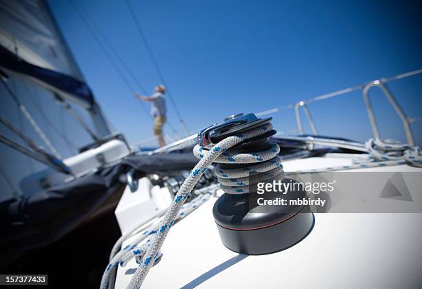 winch with rope on sailboat - scheepsonderdeel stockfoto's en -beelden
