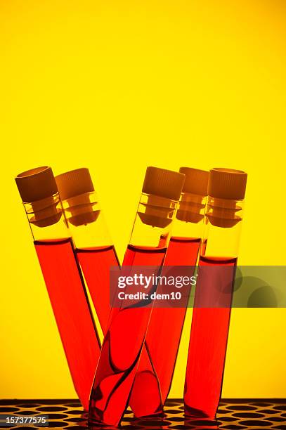 líquido vermelho - prateleira de tubos de ensaio imagens e fotografias de stock