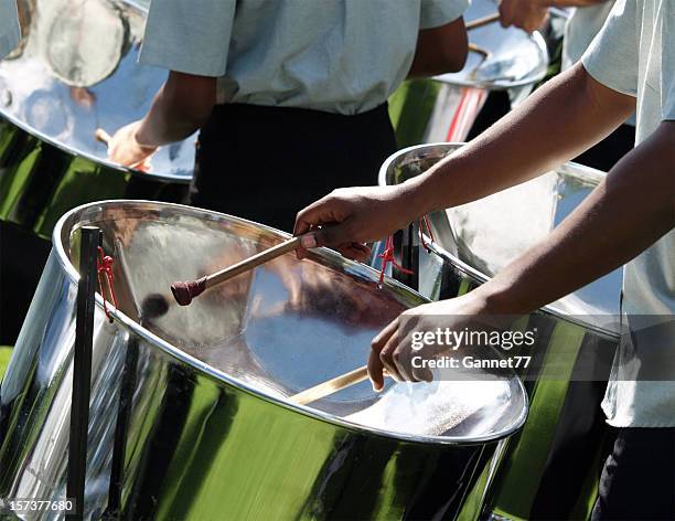 drummers in una steelband - tamburo steel drum foto e immagini stock