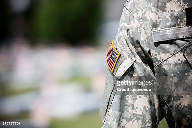 bandeira americana em army uniforme militar, espaço para texto - uniforme militar - fotografias e filmes do acervo