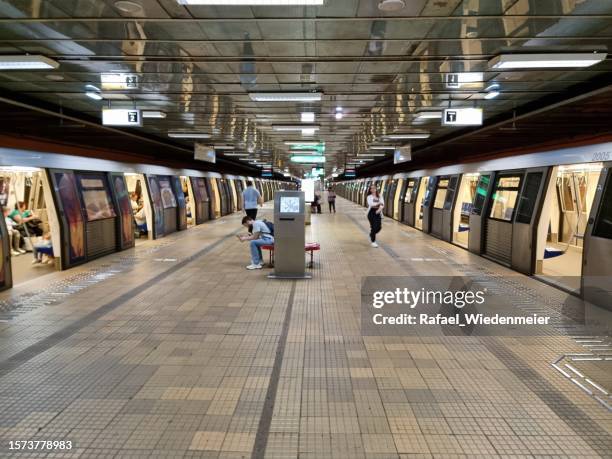 station de métro bucarest - bucarest photos et images de collection