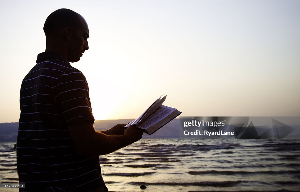 Lectura de la Biblia en el mar de Galilee, Israel