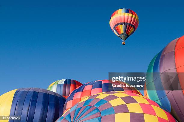 bunten heißluftballon hoch mit textfreiraum - abheben aktivität stock-fotos und bilder