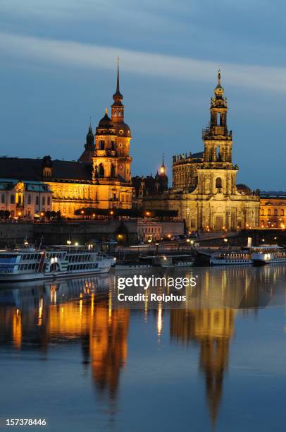 dresden brühlsche terrasse mit hofkirche und palace residence blaue stunde - anblick stock-fotos und bilder