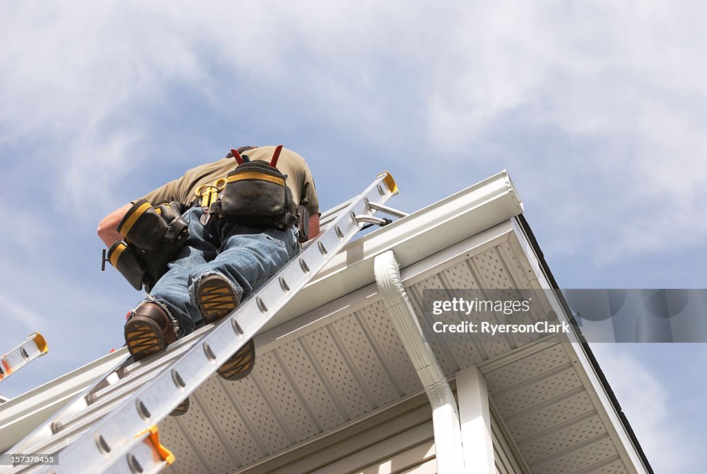 Casa reparos operador de uma escada ao ar livre