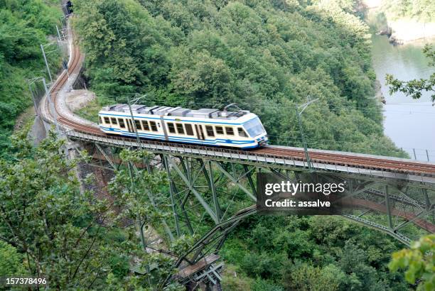 railroad track und trainiere in den schweizer alpen - bahntunnel stock-fotos und bilder