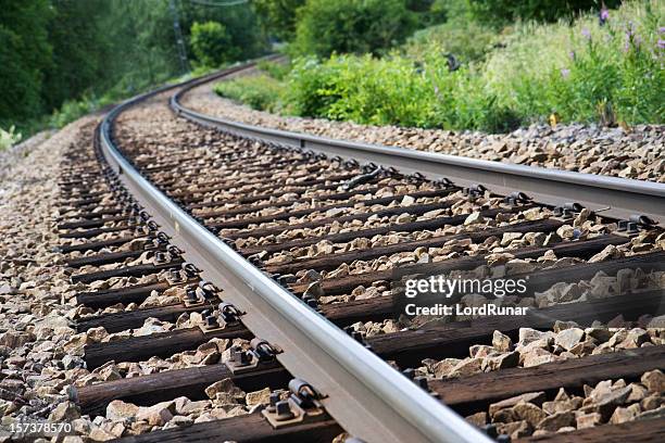 vía de tren - vía de tren fotografías e imágenes de stock