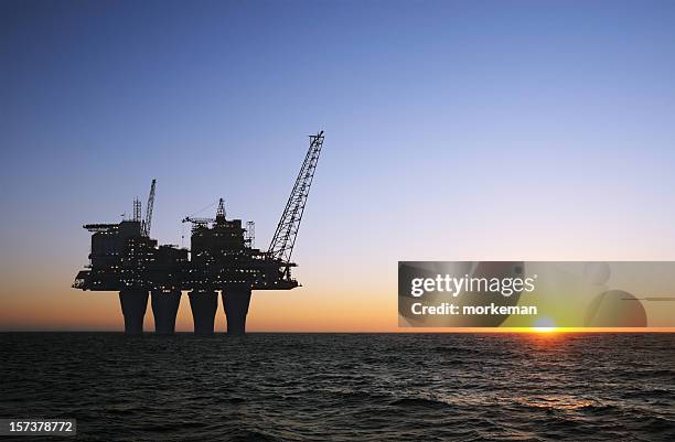 plataforma en el mar al atardecer - perforadora fotografías e imágenes de stock