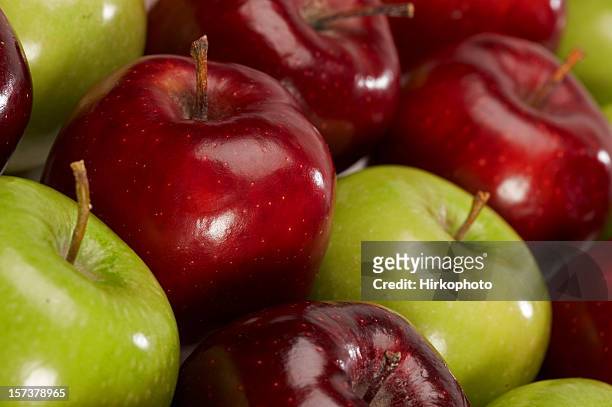 green and red apples high angle - red delicious stockfoto's en -beelden