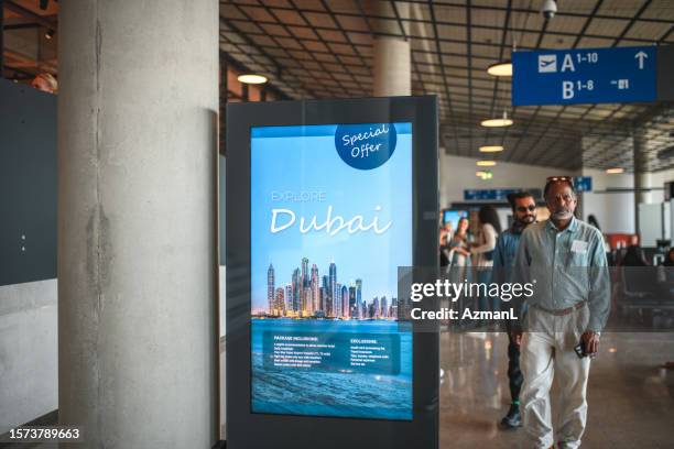 digital poster mock up at the airport departures terminal - commercieel bord stockfoto's en -beelden