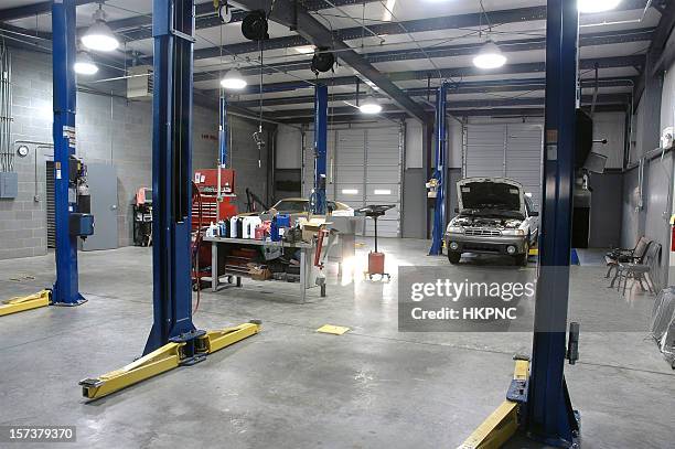 empty auto repair shop for car maintenance - car maintenance stockfoto's en -beelden