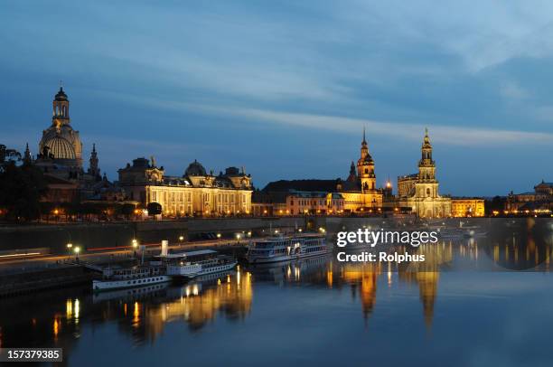 dresden berühmten brühlsche terrasse mit brücke bei nacht - münchner residenz stock-fotos und bilder