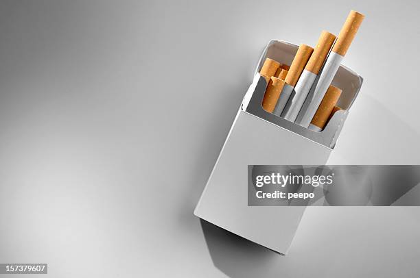 zigarettenschachtel einnehmen - cigarettes stock-fotos und bilder