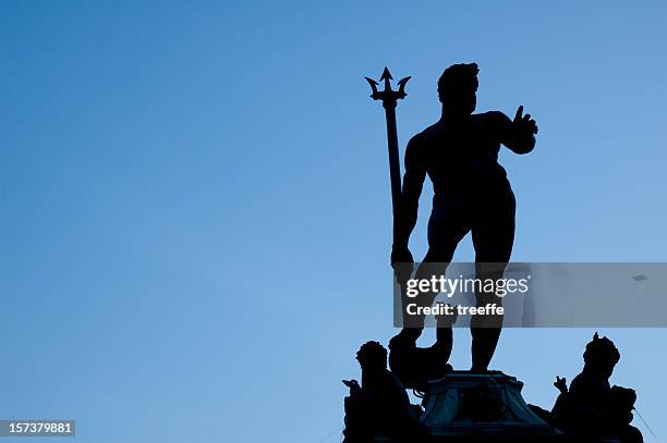 bologna: neptune mit seinem trident - neptun stock-fotos und bilder